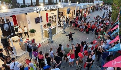 Bayraklı standında Zafer Bayramı coşkusu