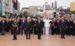 Taksim’de ‘İmamoğlu’suz bir tören daha: Cumhuriyet Anıtı’na çelenk bırakıldı
