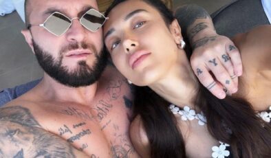 Berkay Şahin ve Özlem Ada Şahin’in Santorini Tatili: Sabah Sürprizi ve Üçüncü Çocuk Olur mu Sorusu