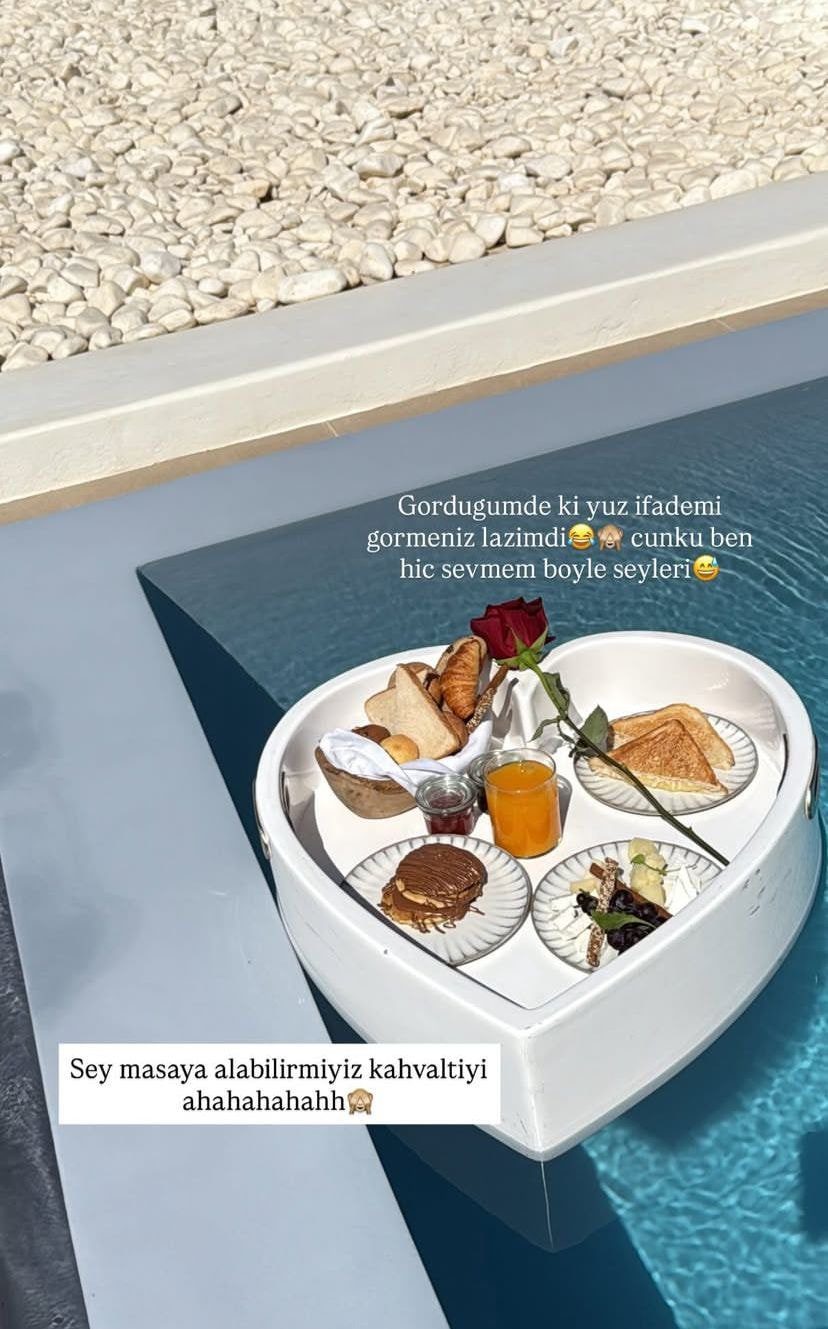 Berkay Şahin ve Özlem Ada Şahin'in Santorini Tatili: Sabah Sürprizi ve Üçüncü Çocuk Olur mu Sorusu