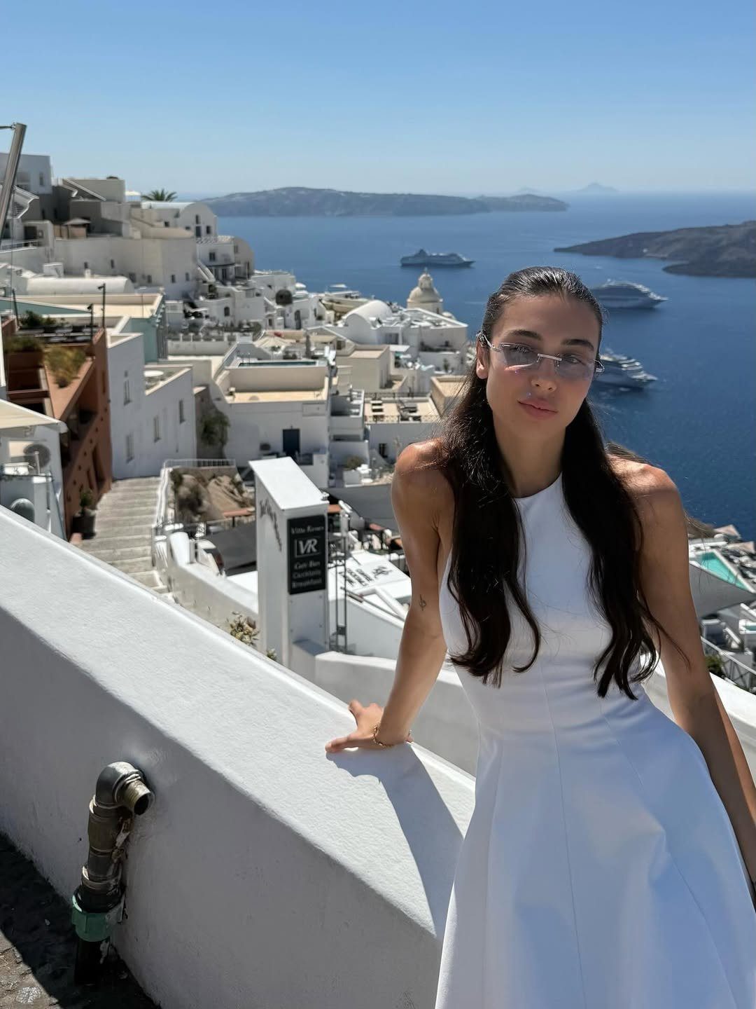 Berkay Şahin ve Özlem Ada Şahin'in Santorini Tatili: Sabah Sürprizi ve Üçüncü Çocuk Olur mu Sorusu