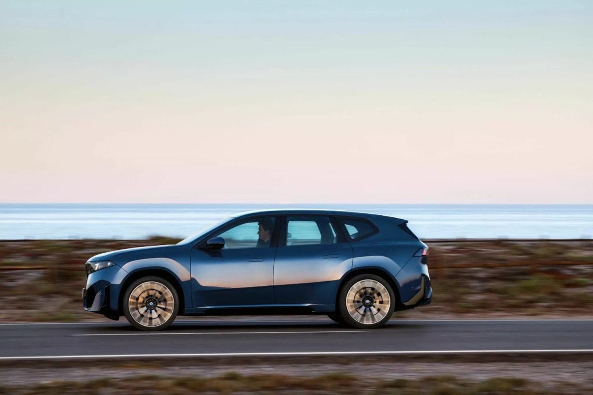 BMW iX3 Yeni Nesil Tasarım ve Teknolojiyle Tanışıyor: 805 Km Menzil ve 370 Km Hızlı Şarj