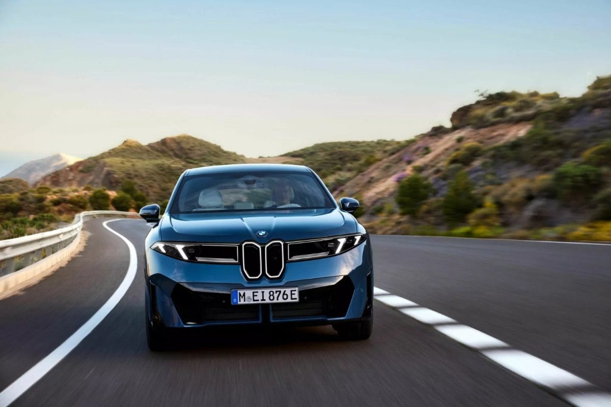 BMW iX3 Yeni Nesil Tasarım ve Teknolojiyle Tanışıyor: 805 Km Menzil ve 370 Km Hızlı Şarj