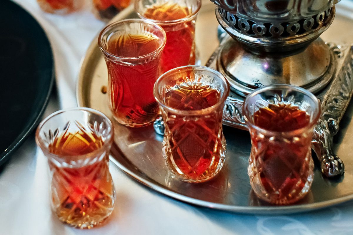 Çay Kültürünü Disiplinli ve Renkli Dillerle Dengeleyen Dünya Kadehleri