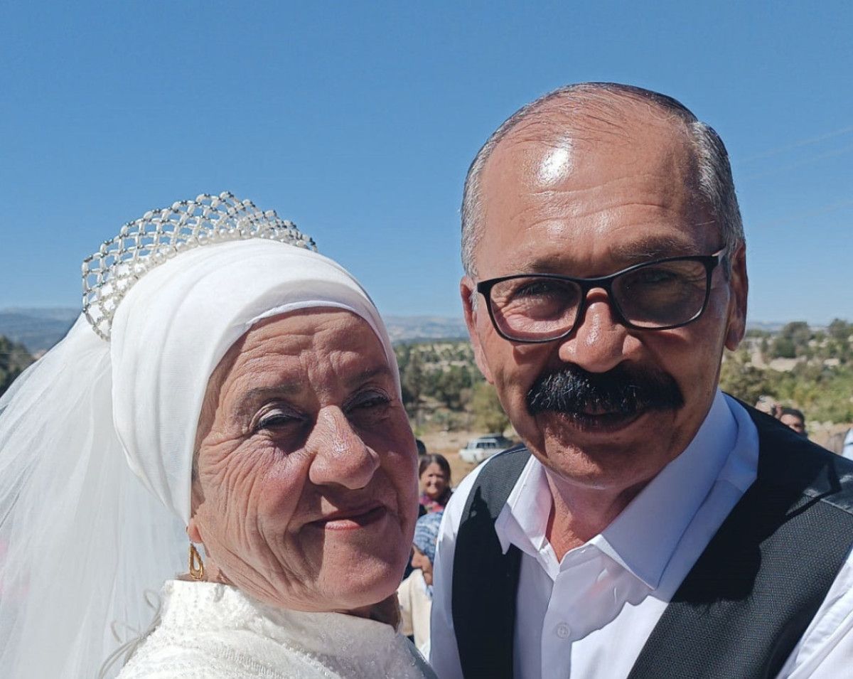 Düğün Hayallerini Gerçeğe Dönüştüren Kaçış: 40 Yıllık Gelinlik Özlemi