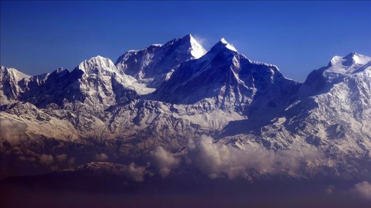 1. EVEREST DAĞI (8.849 m) - NEPAL/ ÇİN