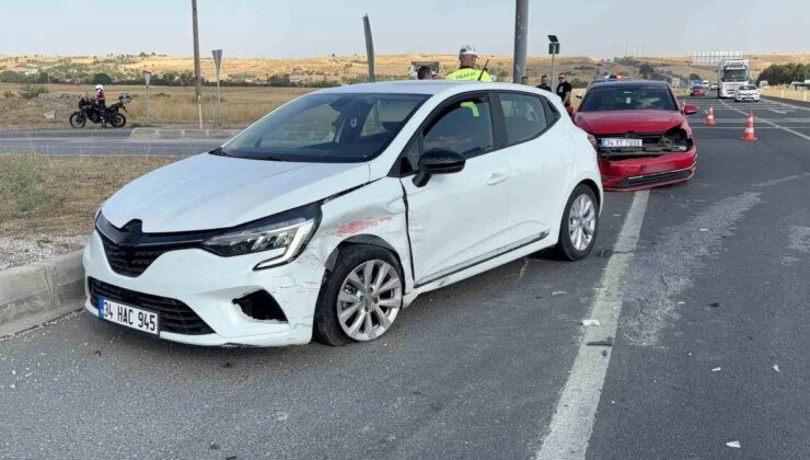 Edirne’de Kırmızı Işıkta Çarpışan İki Otomobilde Yaralanan Sürücü
