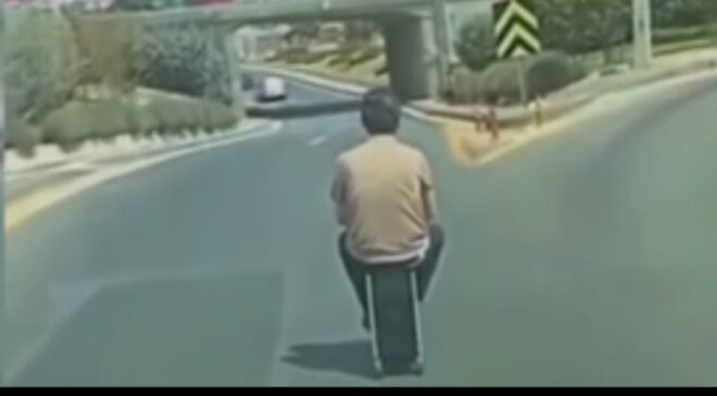 Elektrikli valizle trafikte şaşırtan yolculuk: Ankara’da kayda alınan olay