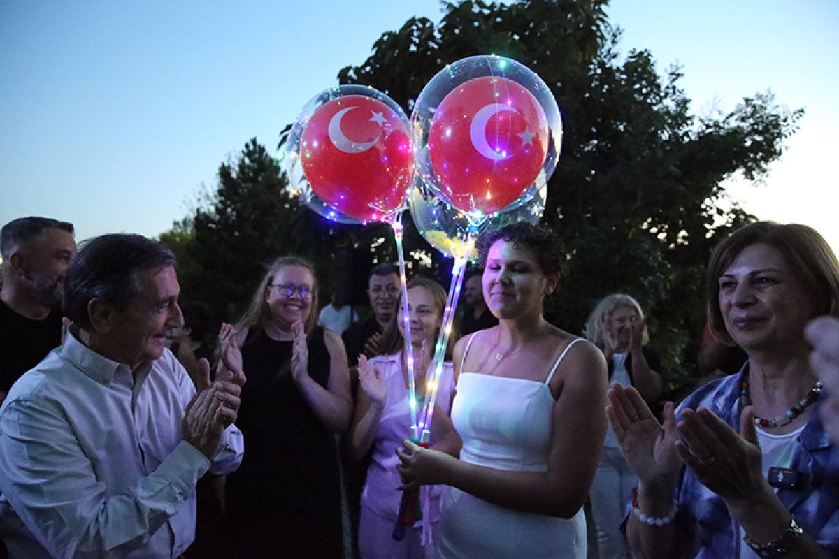 Ellerinden Sevgiyle Örülen Umut: Elif’in Zorlu Yolculuğu ve Dayanışma Dolu Başarı