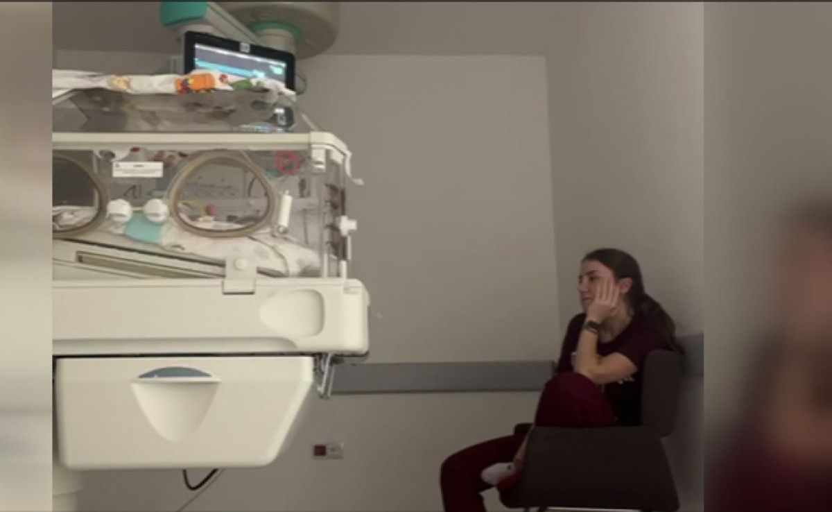 Gece Nöbetinde Yenidoğan İçin Özverili Anlar: Bir Hemşire ve Yeni Doğan Bakımı