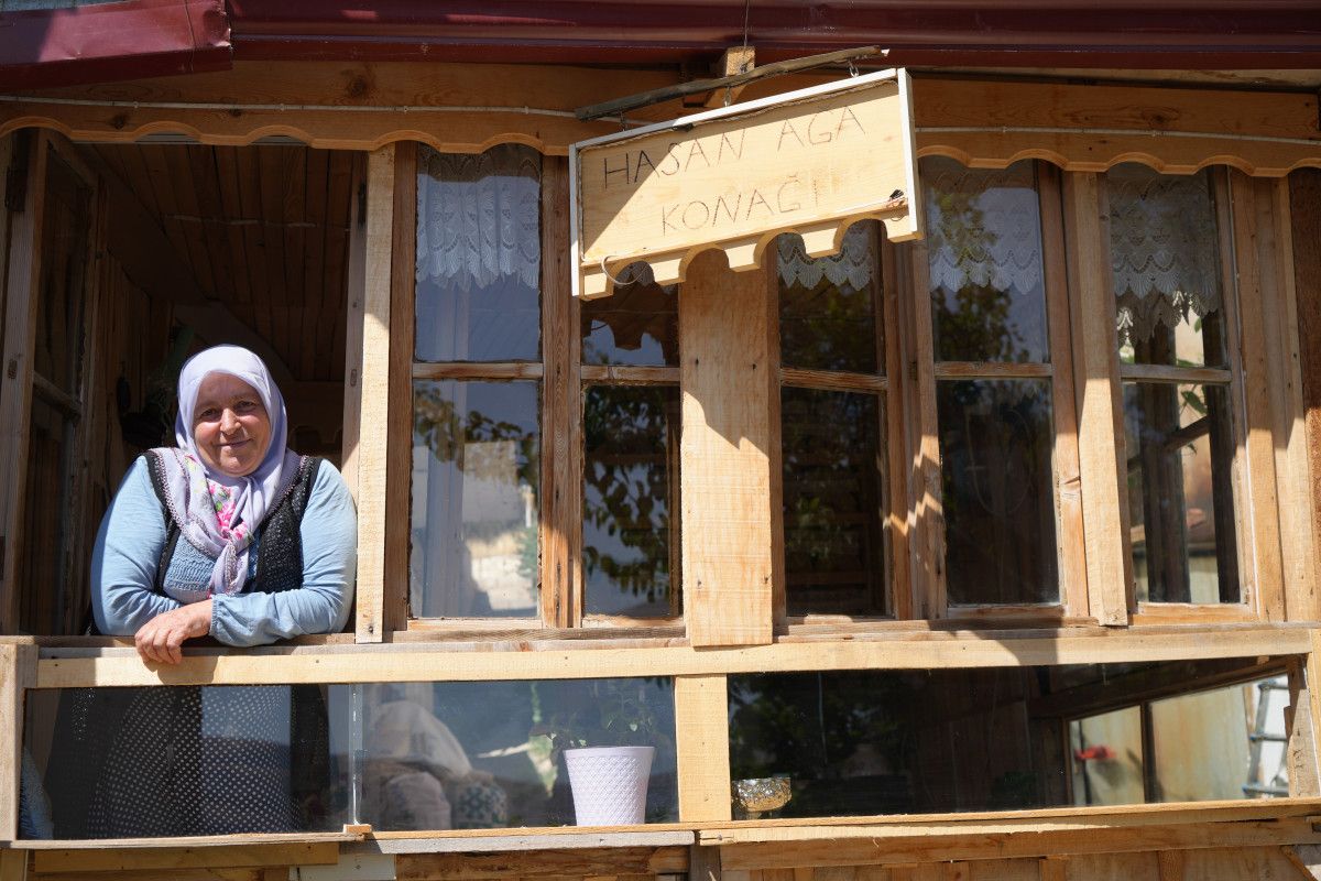 Gelin Geldiği Evi Kendi Evi Gibi Sahiplendi: Meyve Ağaçlarıyla Dolu Mahalle Sokağı