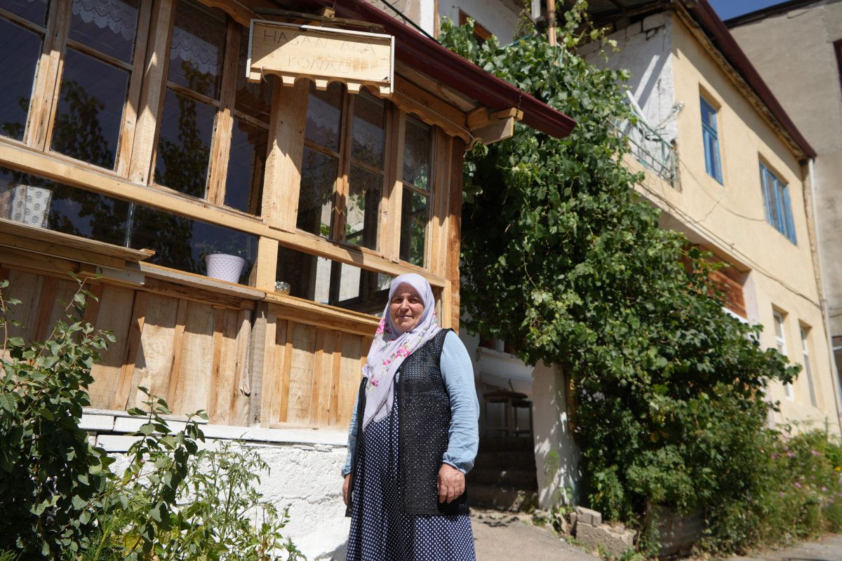 Gelin Geldiği Evi Kendi Evi Gibi Sahiplendi: Meyve Ağaçlarıyla Dolu Mahalle Sokağı