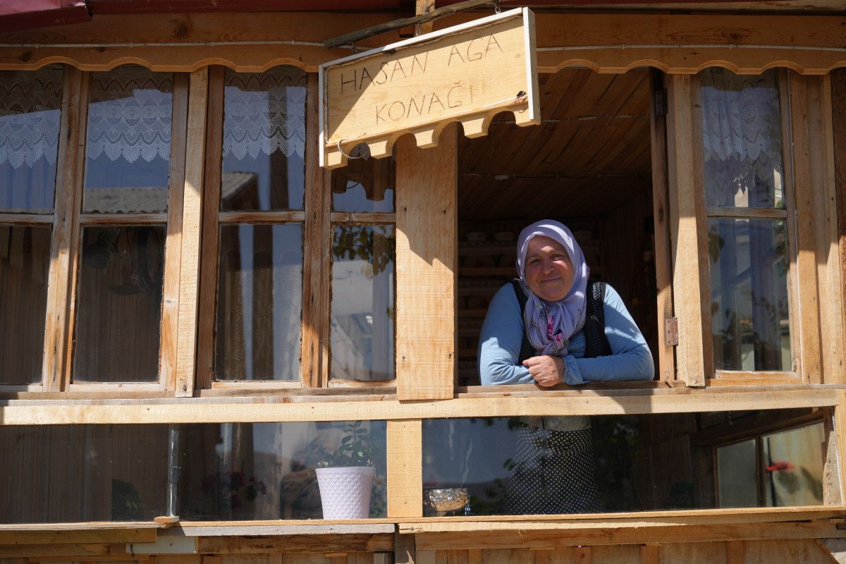 Gelin Geldiği Evi Kendi Evi Gibi Sahiplendi: Meyve Ağaçlarıyla Dolu Mahalle Sokağı