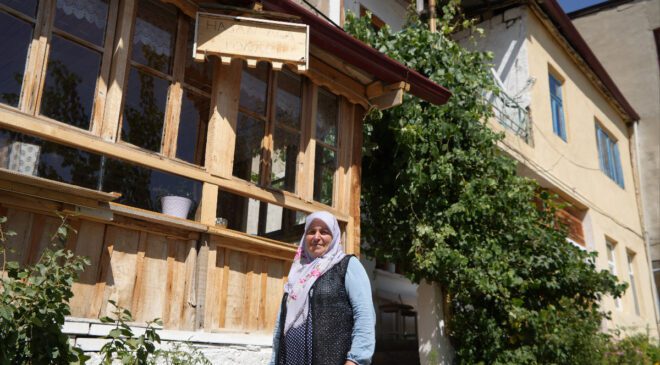 Gelin Geldiği Evi Kendi Evi Gibi Sahiplendi: Meyve Ağaçlarıyla Dolu Mahalle Sokağı
