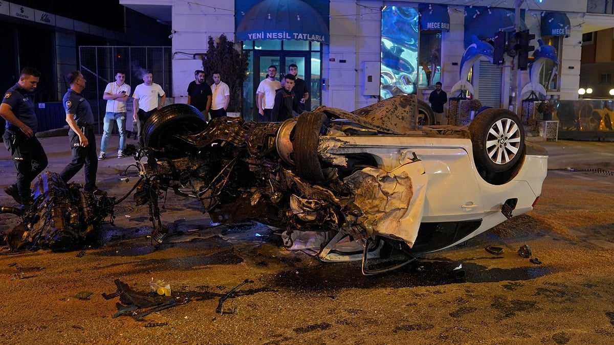 İETT Otobüs ve Özel Araç Çarpışması: Ağır Yaralı Sürücü ve Olay Yerinde Müdahaleler