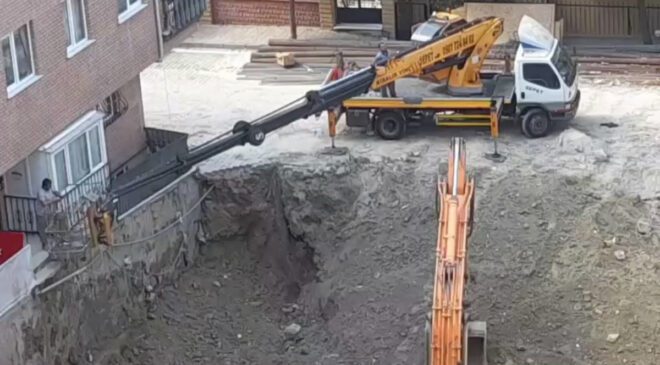 İnşaat Alanında Köprü Gibi Geçici Giriş: Vinç ve Demirlerle Sağlanan Erişim Olayı