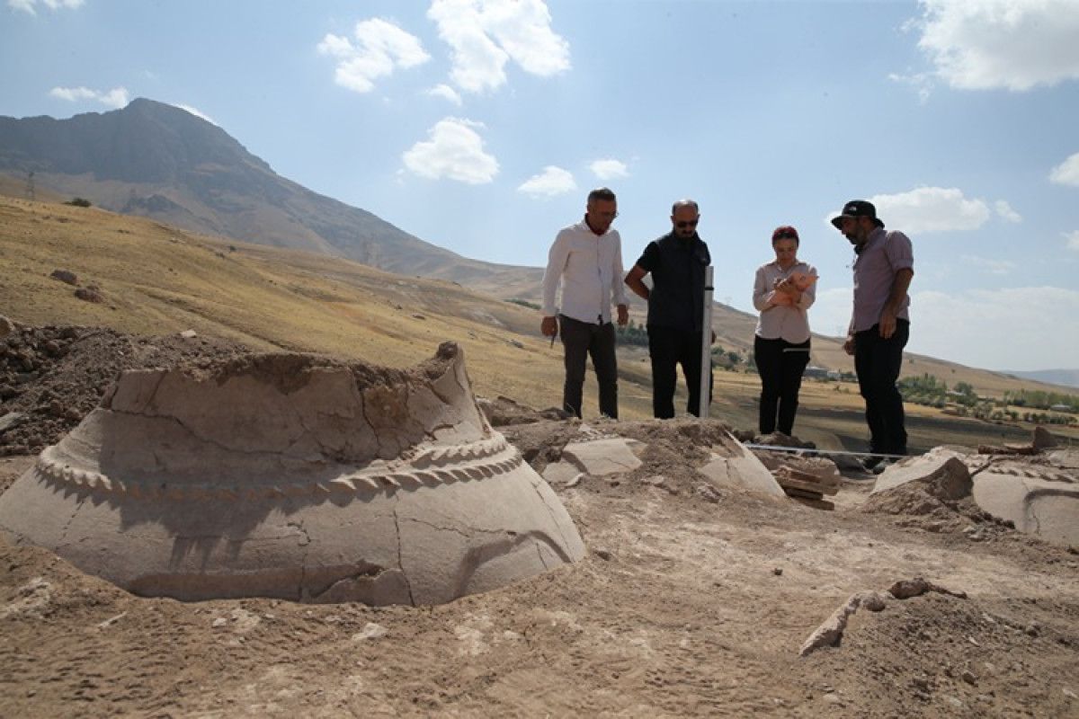 Kevenli Kalesi’nde Bu Yılki Kazılar: Pithoslar, Künk Sistemi ve Urartu Seramikleri Gün Yüzüne Çıktı