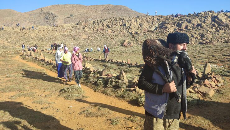 Sandıras Dağı Zirvesinde Kartal Gölü ve Eren Günü Gelenekleri Yeniden Yaşatıldı