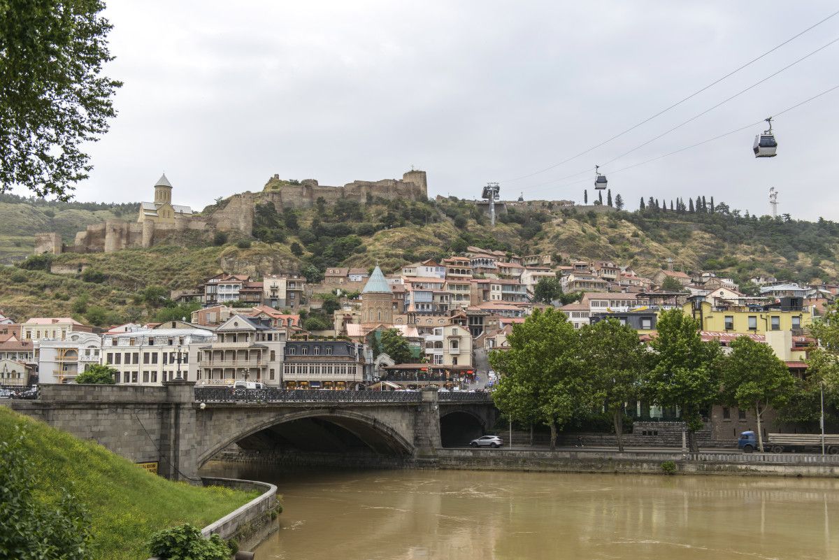 Tiflis'te Zamanı Ağırlayan Renkli Manzaralar ve Sıcak Lezzetler: Narikala'dan Dry Bridge Pazarı'na