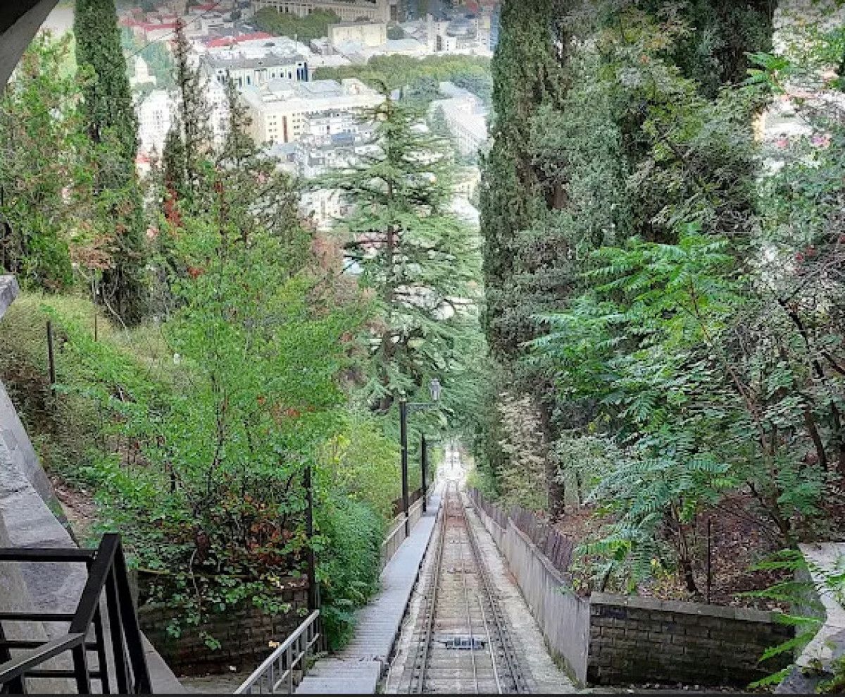Tiflis'te Zamanı Ağırlayan Renkli Manzaralar ve Sıcak Lezzetler: Narikala'dan Dry Bridge Pazarı'na