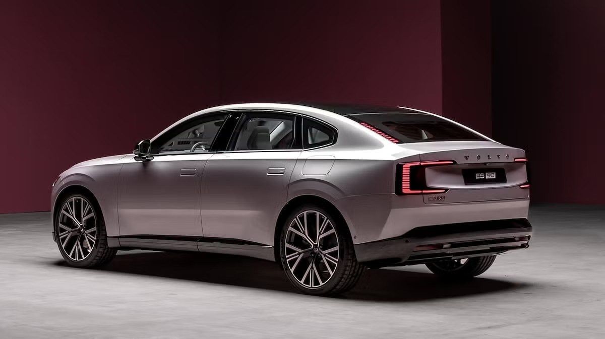Volvo ES90: Yeni Elektrikli Amiral Gemisi Üretime Başladı ve Avrupa İçin Hazır